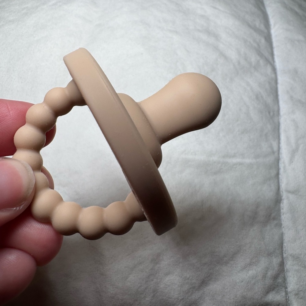 Ryan & Rose Tan Flat (0m+) Pacifier - Picture 4 of 4